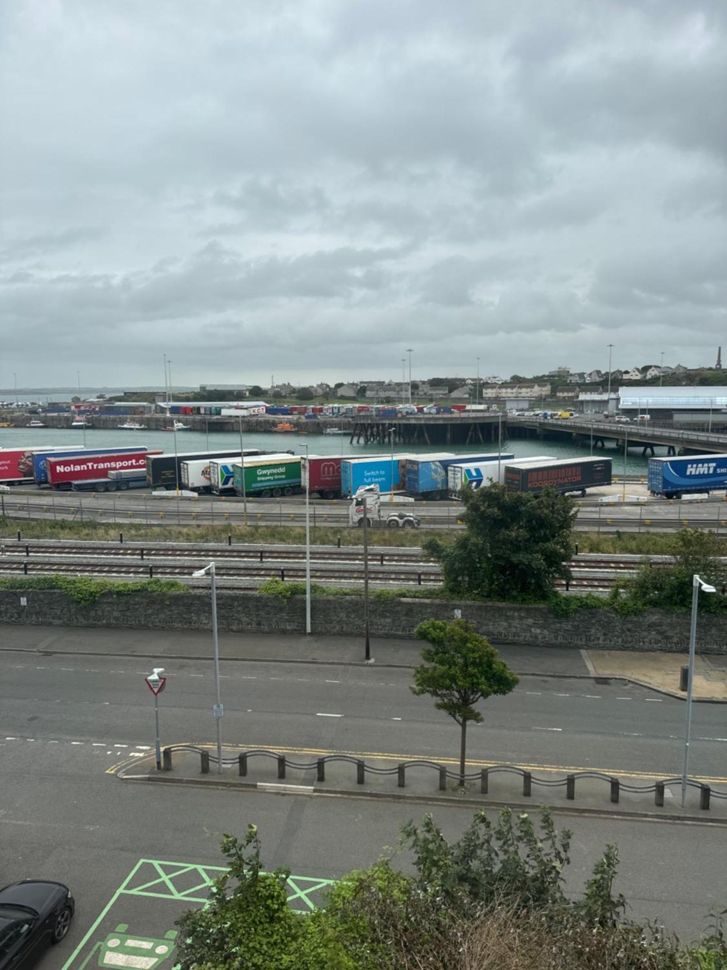 Hotel Harbour Watch Holyhead Esterno foto
